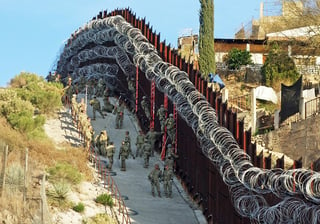 Rechazo. Autoridades de Nogales condenaron la instalación de un nuevo alambre de púas que cubre por completo un alto muro. (AP)