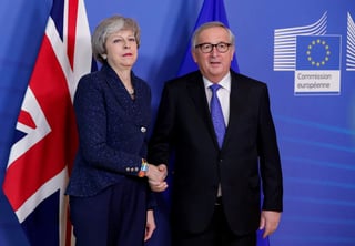 May viajó este jueves a Bruselas para reunirse con Juncker con el fin de presentar su propuesta para cambiar la salvaguarda y evitar una frontera dura entre Irlanda e Irlanda del Norte. (EFE)
