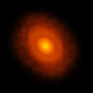 Los científicos descubrieron que tras una erupción repentina, la estrella empezó a liberar partículas presentes en el material helado del disco protoplanetario. (ESPECIAL)