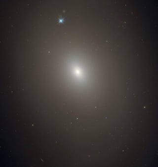 Tomó una imagen atmosférica de la galaxia lenticular Messier 85, ubicada a unos 50 millones de años luz de la Tierra. (ESPECIAL)