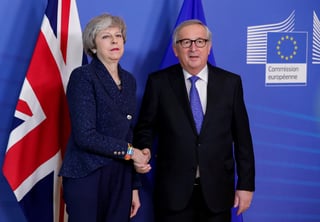 Tensión. Jean-Claude Juncker (Der.), y la primera ministra británica, Theresa May, se estrecharon la mano antes de la reunión. (EFE)