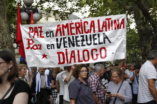 Deseo. Un grupo de venezolanos residentes en Uruguay se manifestaron frente a la sede de la reunión del Grupo de Contacto. (EFE)