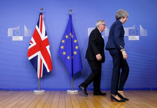El presidente de la Comisión Europea (CE), Jean-Claude Juncker (i), recibe a la primera ministra británica, Theresa May antes de la reunión que celebraron en Bélgica, después de que la Cámara de los Comunes se pronunciara a favor de renegociar salvaguarda irlandesa. (EFE)