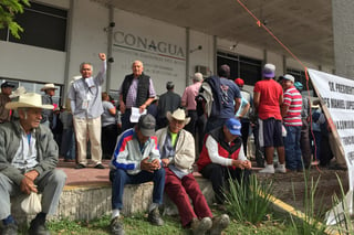 Molestia. Denuncian entrega irregular de agua y exigen la salida de funcionarios de la Conagua en La Laguna. (GUADALUPE MIRANDA)