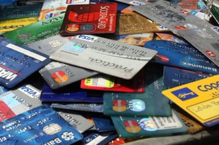 El uso de las tarjetas de crédito y transacciones electrónicas son la tendencia en los bancos en México. (ARCHIVO)