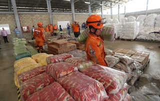 Autoridades organizan este viernes el cargamento con la ayuda humanitaria para Venezuela en un centro de acopio dispuesto en el puente internacional de Tienditas, en Cúcuta (Colombia). (EFE)