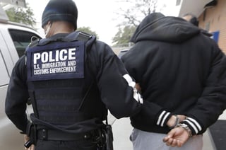 Los agentes del ICE han detenido a 200 personas en Carolina del Norte esta semana. Otras 25 fueron arrestadas en las instalaciones de un fabricante de armas en Sanford. (ARCHIVO)