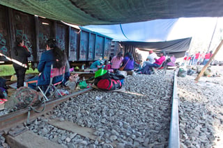Maestros. En la imagen se observa parte de la toma de las vías férreas en Michoacán. (ARCHIVO) 