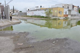 Piden a las autoridades del Sistema Municipal de Aguas y Saneamiento que acudan a resolver el problema. (EL SIGLO DE TORREÓN)