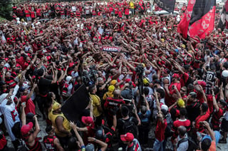 Hinchas del Flamengo se concentraron ayer para lamentar el fallecimiento de los 10 jóvenes futbolistas en el incendio desatado en una de las sedes del club de futbol, en Río de Janeiro.