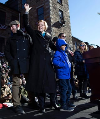 Elizabeth Warren anunció que contenderá para ser la candidata del Partido Demócrata. (AP) 