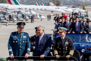 El presidente Andrés Manuel López Obrador encabeza en la Base Aérea Militar de Santa Lucía, acompañado por integrantes de su gabinete, la ceremonia con motivo del Día de la Fuerza Aérea Mexicana. (NOTIMEX) 
