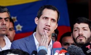 'La ayuda está en especie en los centros de acopio y esperamos que en los próximos días tengamos el primer avance de ingreso de la ayuda humanitaria', dijo Guaidó a periodistas tras acudir a una misa dominical en Caracas. (EFE) 
