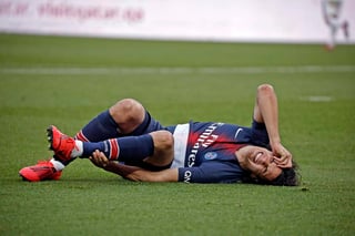 Cavani sufrió daño de tendón de cadera después de anotar de penal al final de la primera mitad en la victoria del PSG por 1-0.