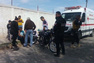 Choque. Conductor de auto choca contra motociclista, el joven lesionado fue auxiliado por los paramédicos de la Cruz Roja.
