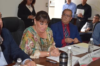 La alcaldesa de Gómez Palacio, Leticia Herrera Ale, dijo que tiene unos días para informar si habrá de registrarse para contender nuevamente por la alcaldía. En Lerdo tampoco se han decidido. (EL SIGLO DE TORREÓN)