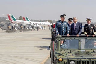 El Ejército mexicano administrará y recibirá los beneficios del futuro aeropuerto civil de Santa Lucía, actualmente una base militar, informó ayer el presidente Andrés Manuel López Obrador.  (EL UNIVERSAL)
