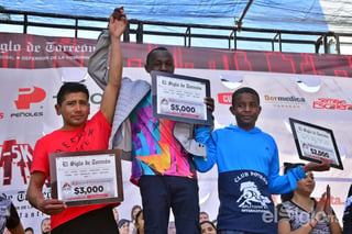 Los atletas africanos dominaron el podio en los 21K de El Siglo de Torreón, en la rama varonil. (Ernesto Ramírez)