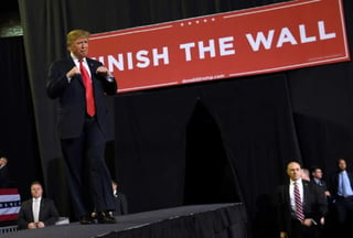 El señalamiento de Trump fue en respuesta a los pedidos de 'construye el muro', hechos por sus simpatizantes durante su primer mitin de campaña este año en el Coliseo de esta ciudad fronteriza con México. (ARCHIVO)