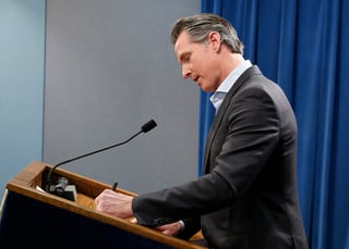 Decisión. Gavin Newsom, gobernador de California, firma una orden ejecutiva para retirar la mayor parte de las tropas. (AP)