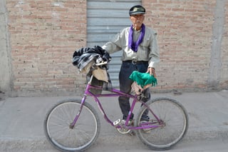 Por necesidad.- A sus 85 años, José Ascensión no tiene pensión y debe salir a trabajar en bici. (EDITH GONZÁLEZ)
