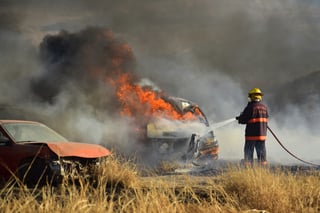 Incendio. Fuego consume 50 vehículos del corralón localizado en el ejido Las Huertas de Gómez. (EL SIGLO DE TORREÓN) 