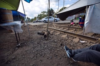 Luego de 28 días, el Sector 9 Indígena de la Sección 18 de la Coordinadora Nacional de Trabajadores de la Educación (CNTE) retiró el bloqueo a las vías del tren, a la altura de la comunidad de Caltzontzin, municipio de Uruapan. (EL UNIVERSAL)