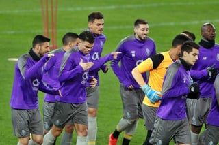 Los jugadores del FC Porto durante la sesión de entrenamiento previo a su duelo de ida por los octavos de final de la Champions League. (Especial)