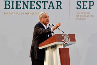 Al encabezar la entrega de becas del programa de 'Jóvenes Escribiendo el Futuro', López Obrador expresó: 'La educación será apoyada hasta que se canse el ganso, y saben cuándo se va a cansar el ganso ¡nunca!'. (NOTIMEX)