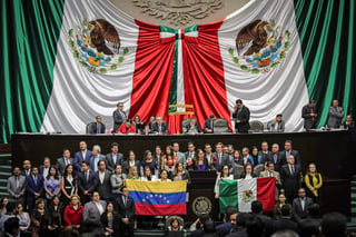 Desde la máxima tribuna del país y arropada por sus compañeros de bancada, la legisladora federal señaló que México no puede ser indiferente ante la situación que se vive en el país sudamericano. (EL UNIVERSAL)