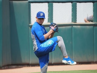El zurdo nacido en El Vergel, Durango, atenderá al llamado para pitchers y cátchers, luego de firmar su quinto contrato en la MLB.