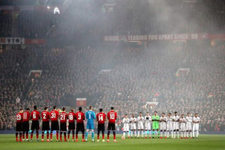 En Old Trafford se dio un minuto de aplausos en honor el jugador argentino Emiliano Sala y el exarquero inglés Gordon Banks. (Especial)