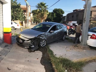 El accidente se registró esta mañana en la zona Centro de Torreón. (EL SIGLO DE TORREÓN) 