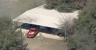 Los agentes encontraron a los niños el martes por la mañana cuando respondieron a una llamada por violencia doméstica en una propiedad cerca de la localidad de Rhome, ubicada a 32 kilómetros (20 millas) al norte de Fort Worth. (ESPECIAL)