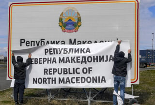 Estrenan. Trabajadores colocaron ayer el nuevo nombre del país, Macedonia del Norte. (EFE)