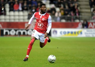 Anatole Ngamukol controla un balón durante un partido entre Reims y Chateauroux en Reims en marzo de 2018.