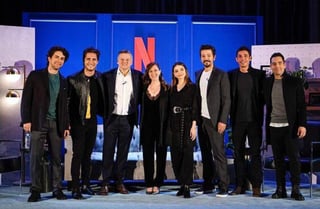 Emocionados. Algunos protagonistas de las producciones mexicanas en las nuevas oficinas de Netflix. (ESPECIAL)