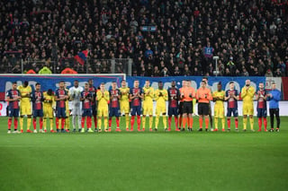 Jugadores de ambos equipos y aficionados brindaron un minuto de aplausos en memoria de Emiliano Sala. (Especial)