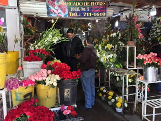 Como cada 14 de febrero, la 'consentida' sigue siendo la rosa roja, seguida por el girasol, que en los últimos dos años ha tomado popularidad.  (EL SIGLO DE TORREÓN) 