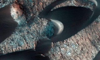 Tomó nuevas fotografías de unas dunas de arena con forma de media luna alargada, en la superficie marciana. (ESPECIAL)