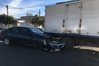 Un vehículo Nissan Versa de color azul marino se impactó contra un camión de una empresa de agua purificada en la zona Centro de la ciudad de Torreón. (EL SIGLO DE TORREÓN)