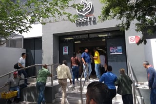 La mujer lesionada fue trasladada en una ambulancia de la Cruz Roja de Torreón a las instalaciones del hospital del ISSSTE. (EL SIGLO DE TORREÓN)