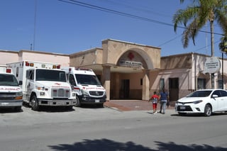 Dos menores y un joven terminaron en la Cruz Roja de Gómez Palacio, luego de sufrir un accidente en el taxi donde viajaban. (EL SIGLO DE TORREÓN)