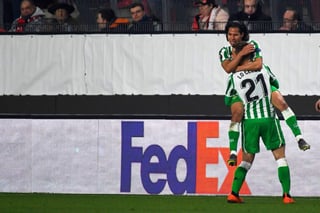 El mexicano Diego Lainez festeja tras marcar el gol que le dio al Betis el empate 3-3 ante Rennes en el partido de ida de dieciseisavos de final de la Europa League. (Especial)