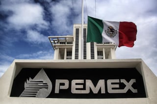 Las medidas de apoyo del Gobierno 'son menores a los 12,000 a 17,000 millones de dólares' de requerimientos anuales que se estima que Pemex necesita para detener la caída en la producción y en el nivel de reservas, señaló Fitch en un comunicado. (ARCHIVO)