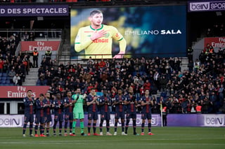 En encuentro del París Saint Germain, en la primera división de Francia, también se recordó a Emiliano Sala. (ESPECIAL)