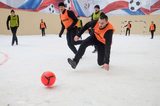 Pavel Mamaev (primer plano a la derecha) va tras el balón en un partido de futbol en un centro de retenciones previas a juicios en Moscú. (AP)