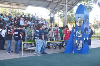 Los jóvenes explicaron a los asistentes el sistema de competencia. La sede fue el Colegio Cervantes de Torreón. (EL SIGLO DE TORREÓN) 