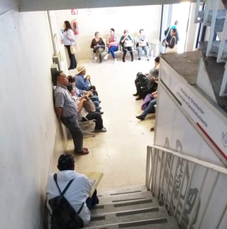 Fue la tarde de ayer que pacientes del Hospital del ISSSTE de Torreón manifestaron su molestia. (EL SIGLO DE TORREÓN) 