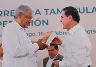 Junto a los gobernadores de Durango y Sinaloa, López Obrador recorrió algunas obras que se realizan en ambos estados.